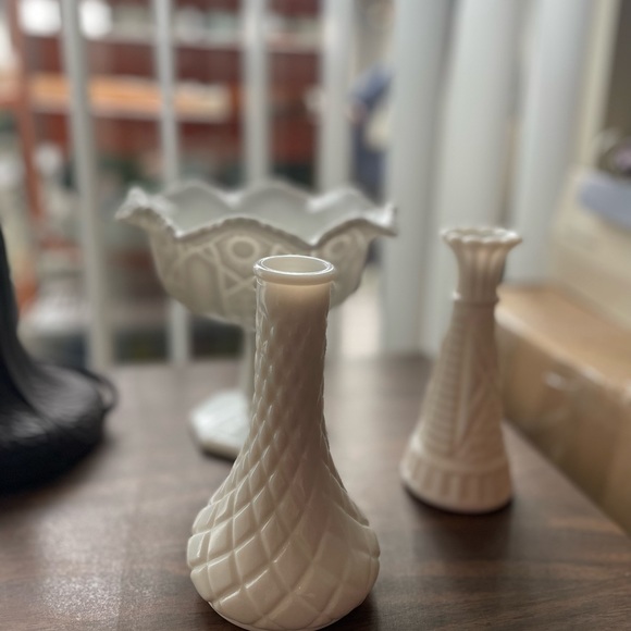 Small Vintage Milk Glass Diamond Pattern Bud Vase 6" tall - Picture 4 of 4